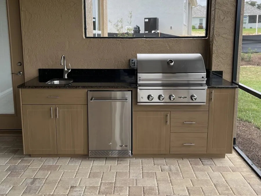 Woodgrain straight run with black granite and refrigerator